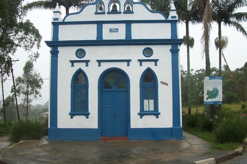 visit to attractions such as a chapel built in 1904 and a centenary bar where it is possible to taste cachaça tanned in cambuci, walk through the historic village and mural of the village