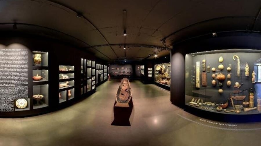 Ceramic art and basketry, highlighting the canoe, which is the favorite item of many visitors.