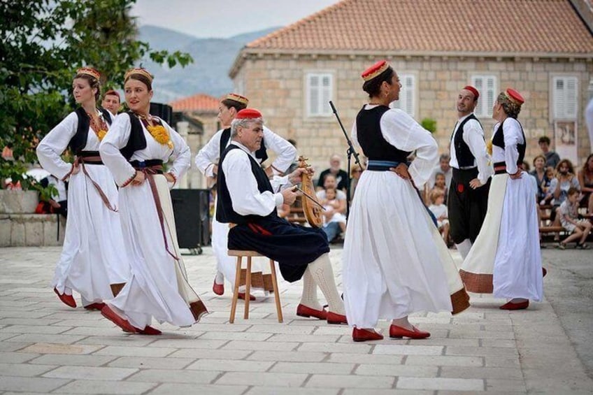 Dubrovnik's famous folk dance Linđo.