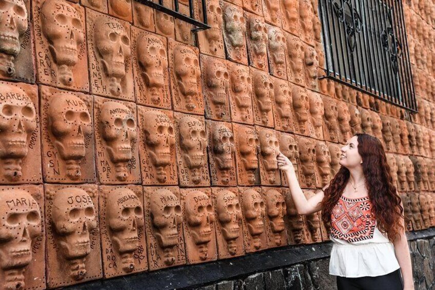 Learn the history of these skulls made by the Mexican artist Efrén Gonzalez.