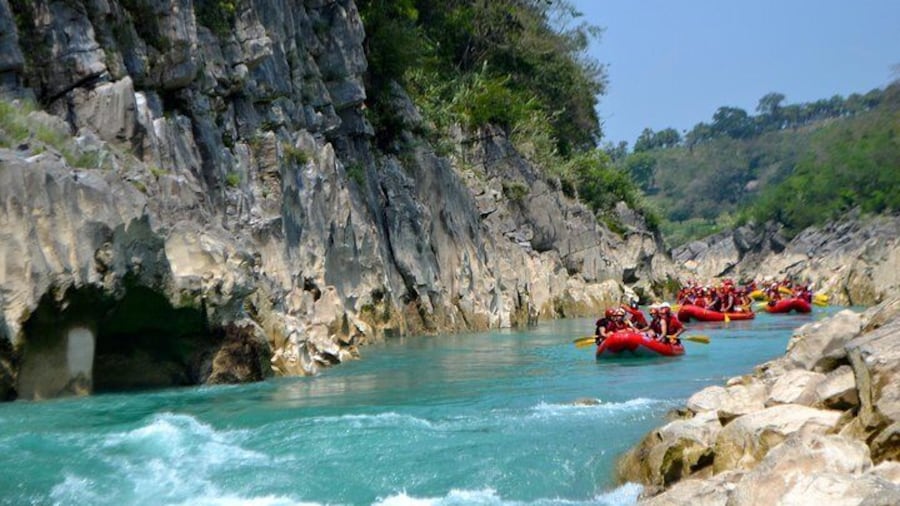 Rafting in Tampaon River