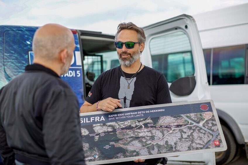Guide briefing about Silfra, Thingvellir national park, the tectonic plates and the continents