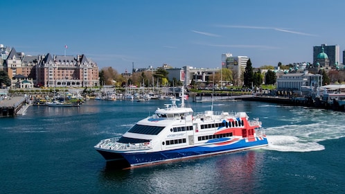 Ferry de pasajeros de ida entre Victoria, BC y Seattle WA