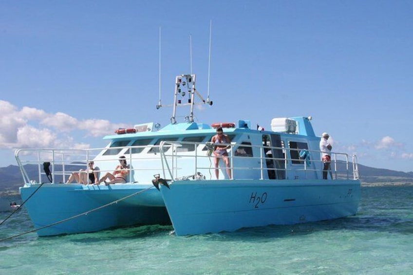 discovery of the seabed of the largest lagoon in guadeloupe on the h2o boat