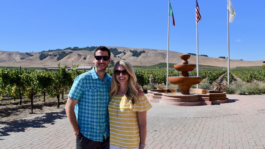 Ver elemento 1 de 8. Couple in front of fountain in Napa Valley