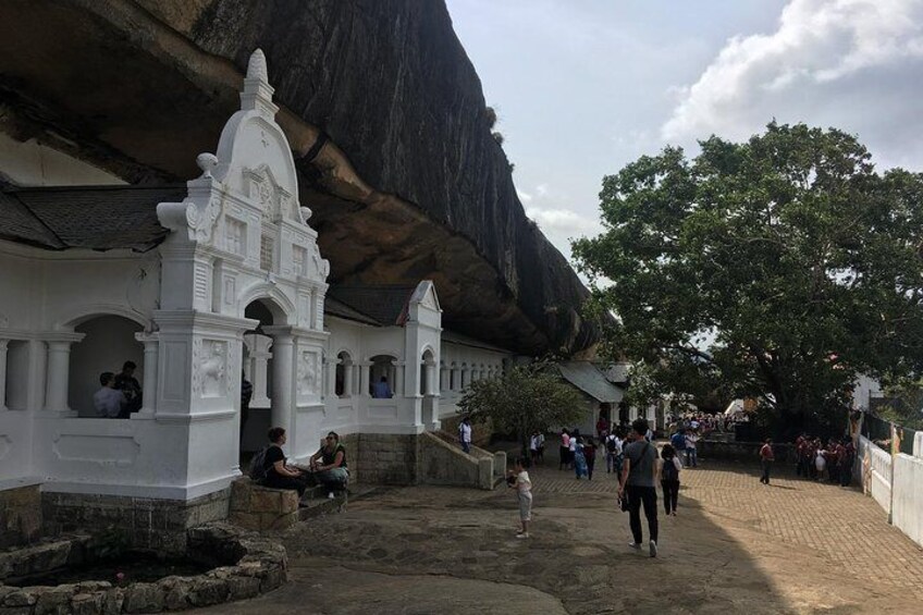 Dambulla rock cave temple