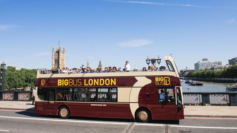 big bus london crossing bridge