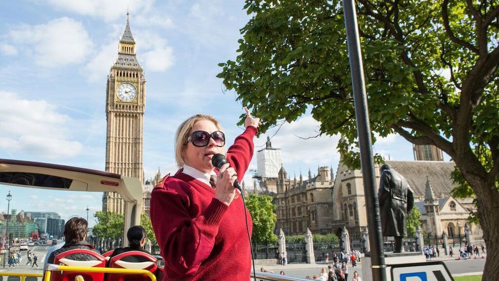 Carregar foto 4 de 10. Bus approaching the Big Ben in London