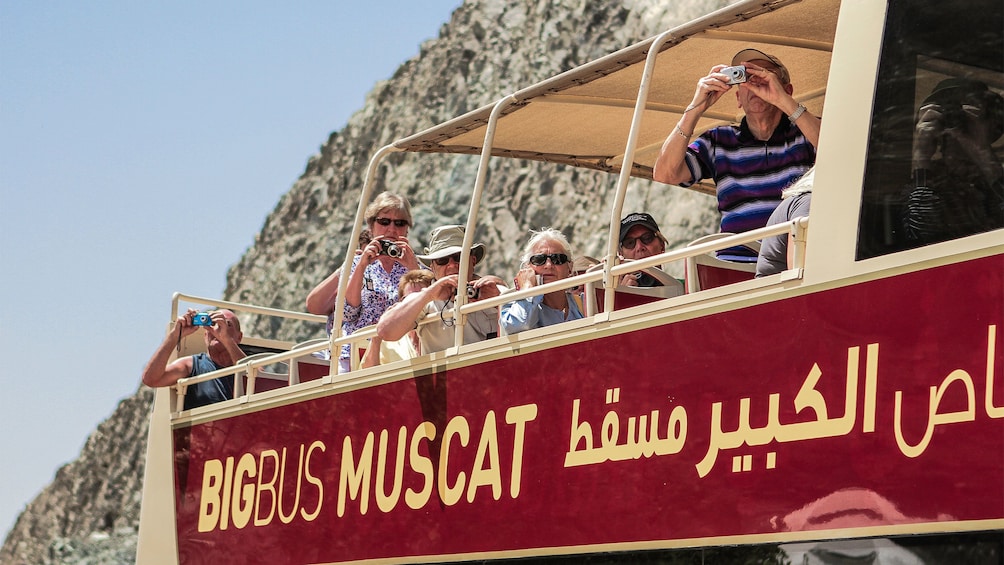 Foto 4 von 9 laden Hop-On Hop-Off bus passengers in Muscat