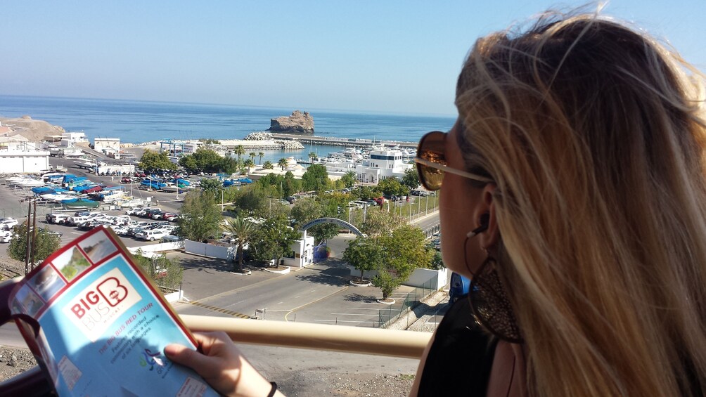 Foto 5 von 9 laden Muscat Hop-On Hop-Off Bus Tour