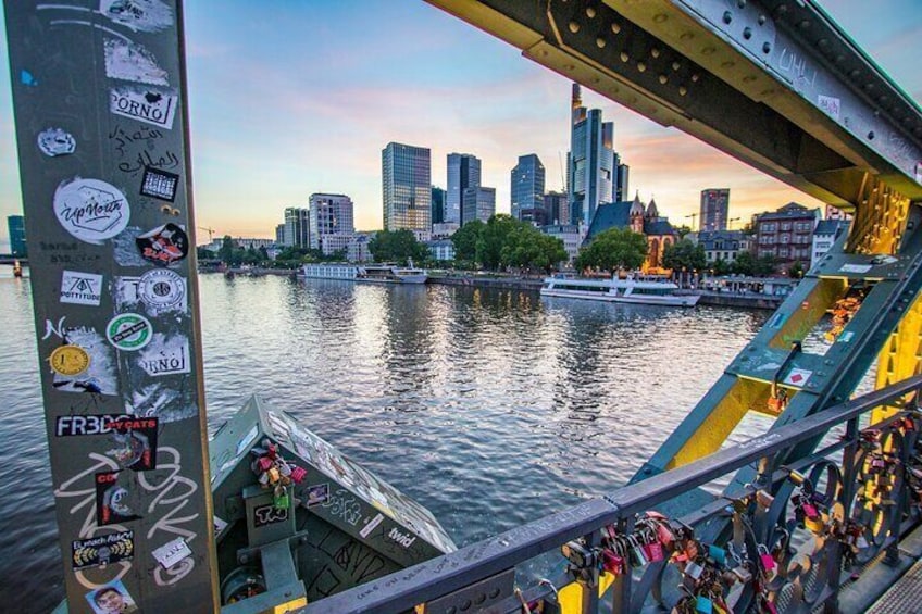 Explore Frankfurt in 1 hour with a Local