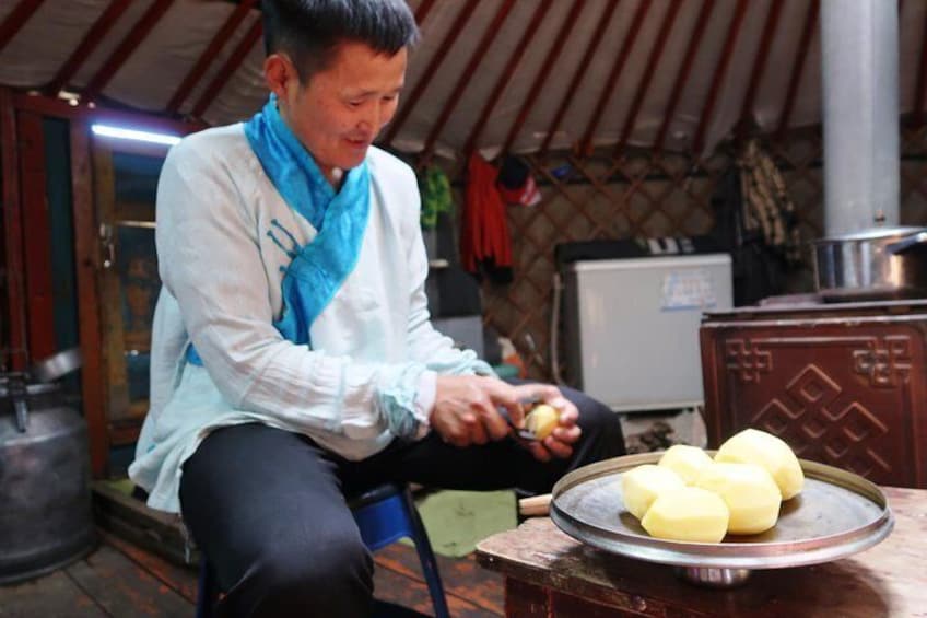 Begzsuren peeling potatoes