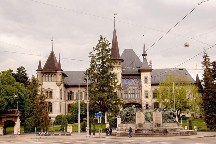 Architectural Walk of Bern with a Local