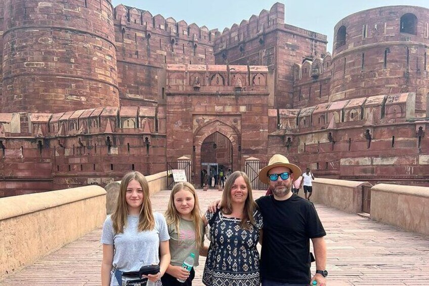 Delhi to Agra Taj Mahal Private Trip by Express Train with Lunch