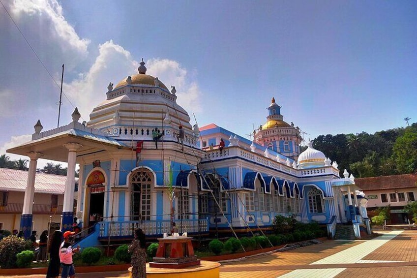 Mangeshi "Hindu" temple