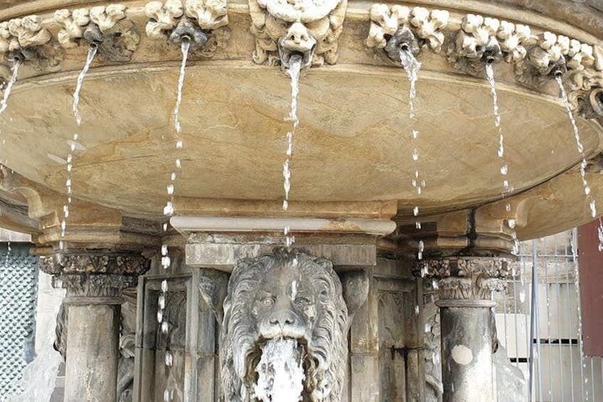 Our meeting point: The Petrusbrunnen directly on the side of Cologne Cathedral