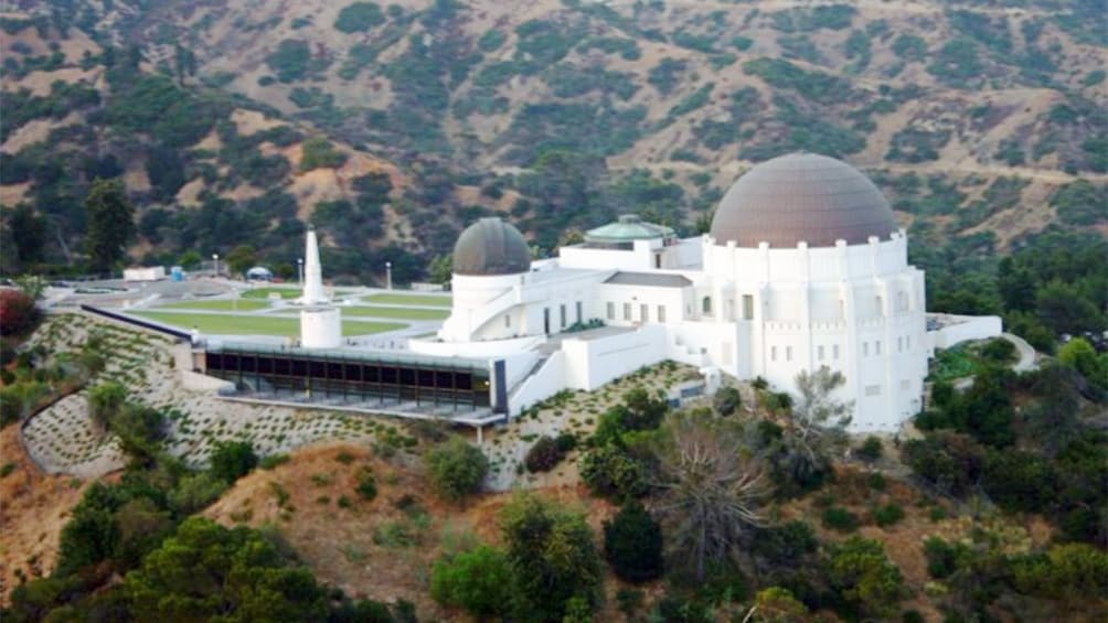 Aerial view of a white building on a Los Angeles landing helicopter tour 