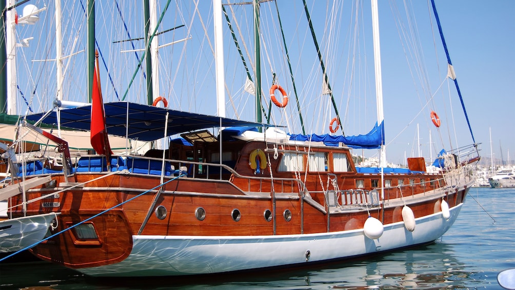 Foto 5 von 5 laden the ship Aphrodite docked at the bay in Spain