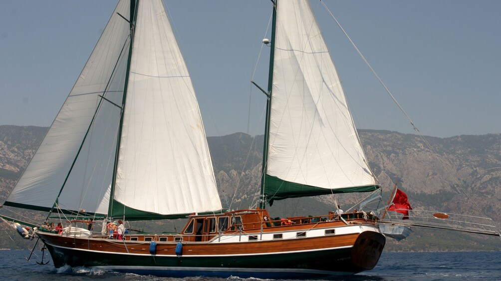 Foto 2 von 5 laden the ship Aphrodite setting sail along the coast in Spain