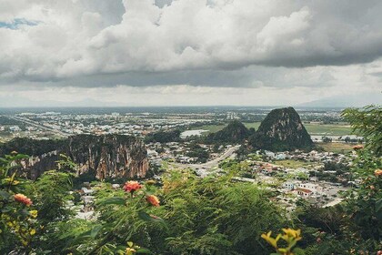 Marble Mountain and Hoi An Ancient Town Guided Tour from Da Nang