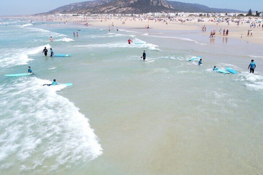 Imagen de dron curso de surf con zahara surf regular niños 