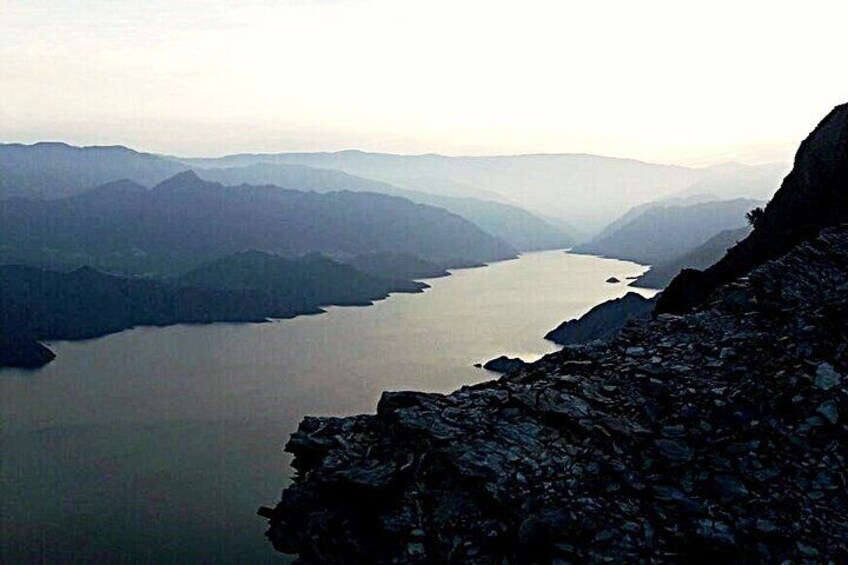 Panoramic Trekking to the Black Edge