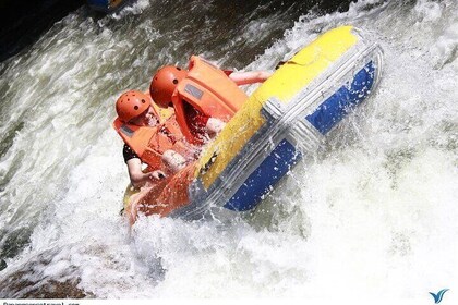 Tour de rafting en Da Nang y tirolesa en privado