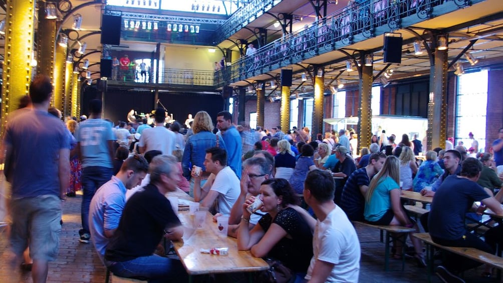 Foto 4 von 5 laden Fish market seating area in Hamburg Germany