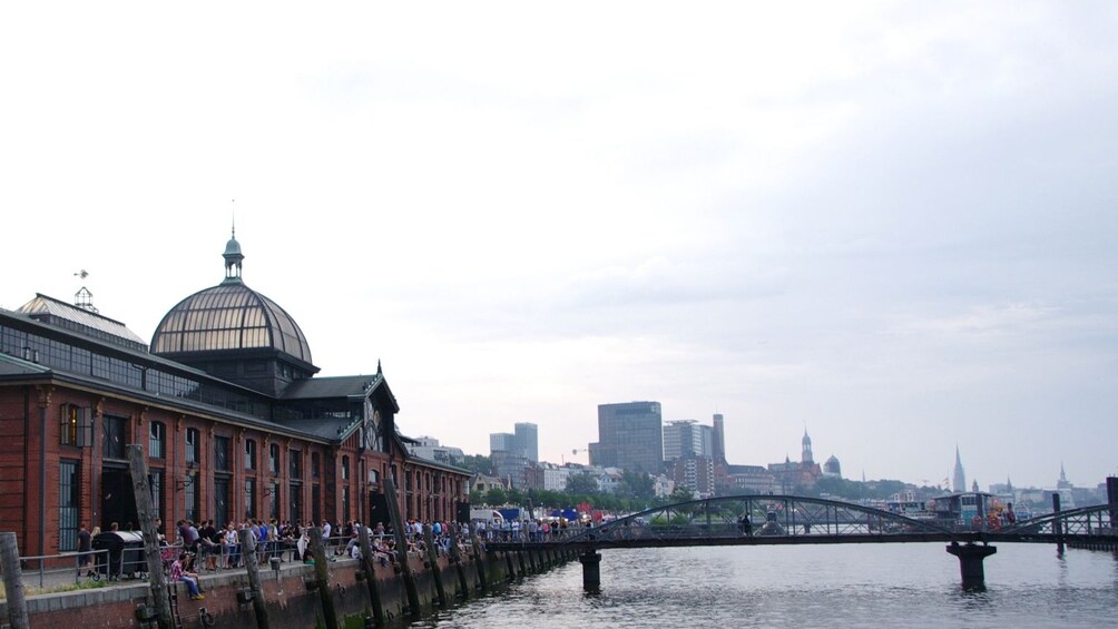 Foto 5 von 5 laden Water front view in Hamburg Germany