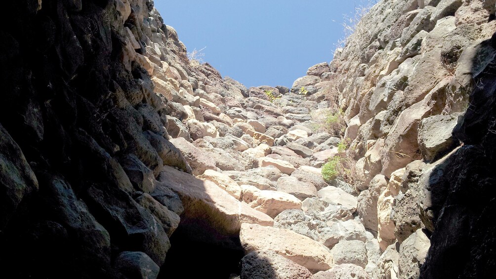 Apri foto 5 di 9. Close view of the rocks in Barumini