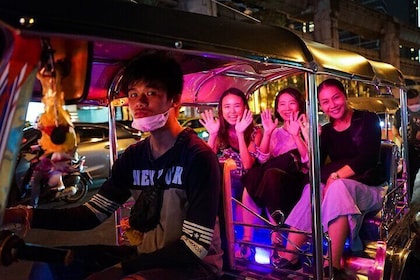 Excursion nocturne dans le bar de Bangkok au Siam 