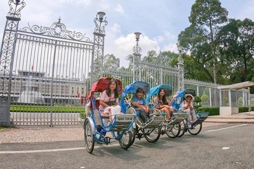 1-hour cyclo trip combined Vietnamese family meal