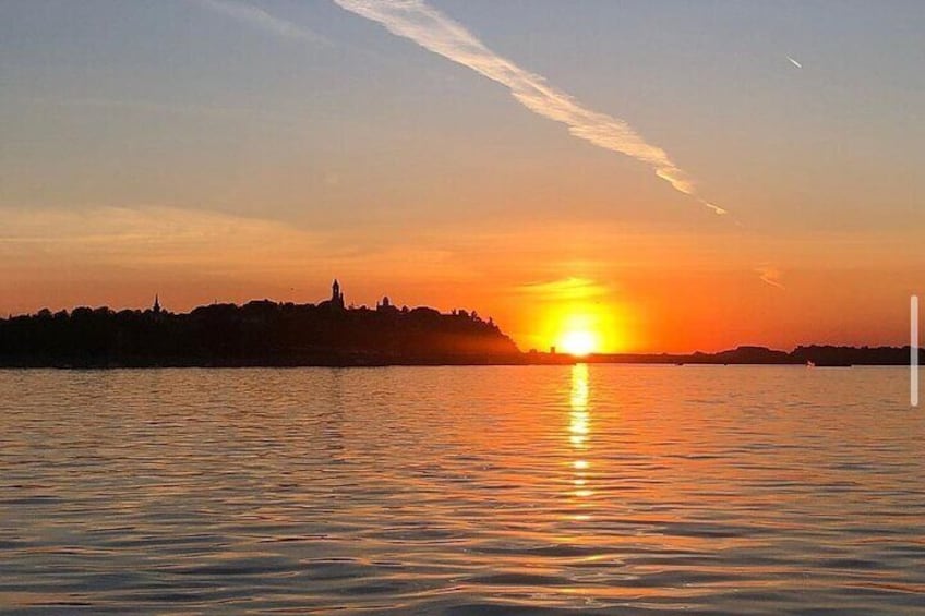 2 hours / Sightseeing Boat cruise Drinks Included