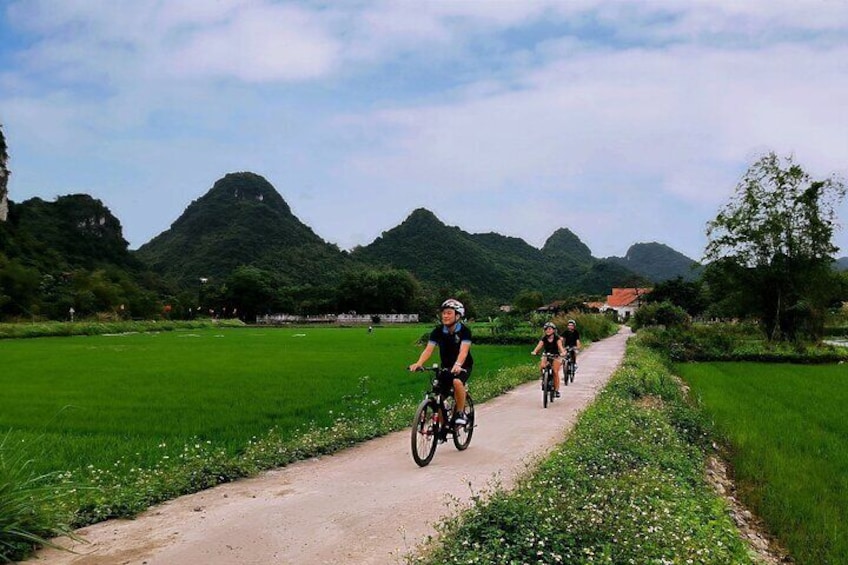 Private Ninh Binh Luxury Day Tour (Tam Coc, Mua Cave, Cycling)