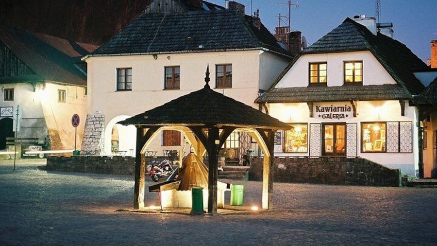 Main Square with a Gallery in the back ground.