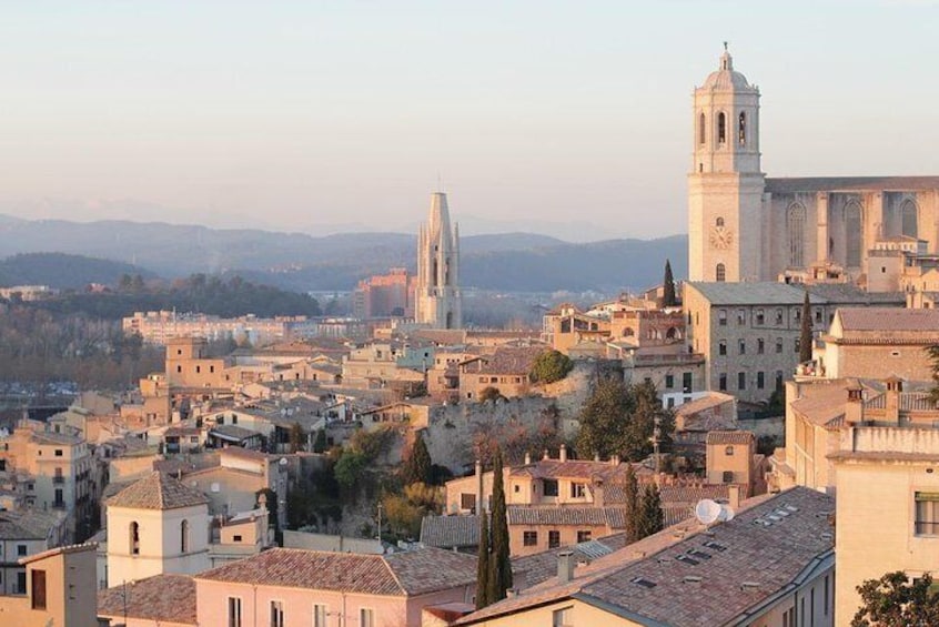 Girona, Dalí & Wines -Reduced group and hotel pick-up from Palamós