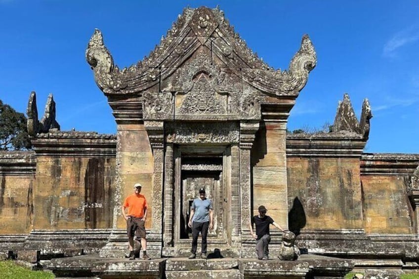 Travel with friends to Preah Vihear temple 