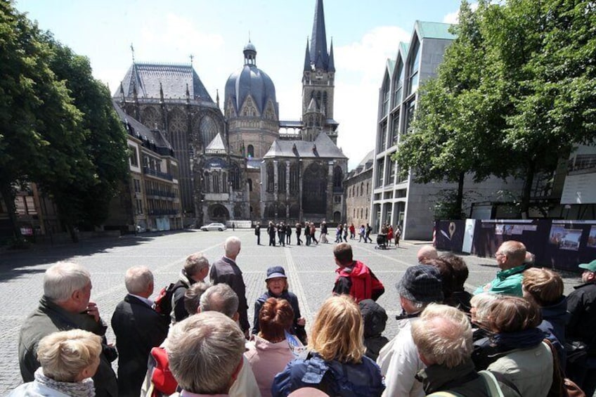 Aachen old town tour, Aachen cathedral in the background (c) A. Steindl