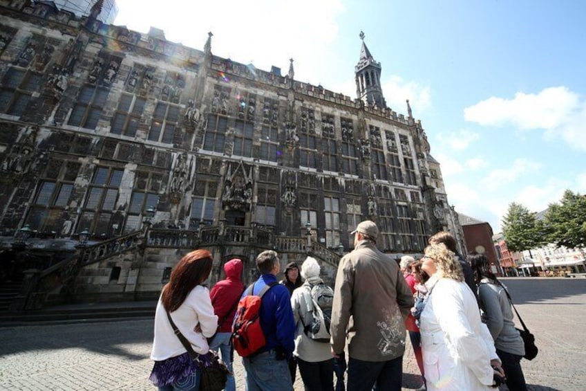 Aachen old town tour, Aachen town hall in the background (c) A. Steindl
