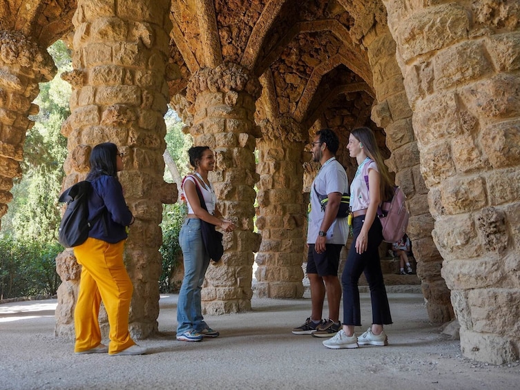 Fast Track Sagrada Familia & Park Güell - Guided tour