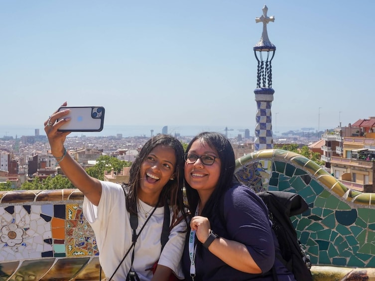 Fast Track Sagrada Familia & Park Güell - Guided tour