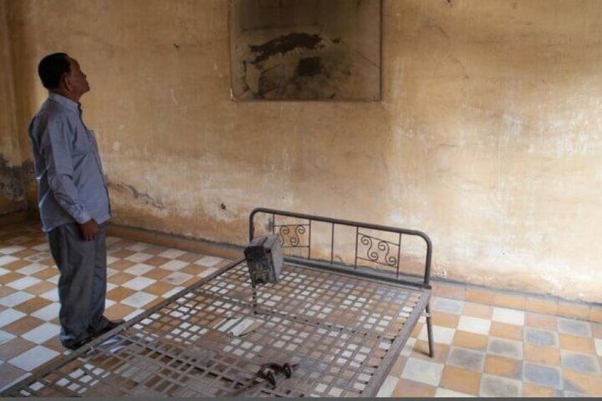 Tuol Sleng Genocide Museum (S-21) and Choeung Ek Killing Fields Tour