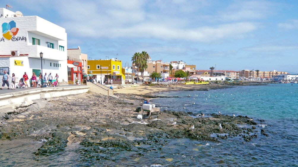 Foto 4 von 5 laden Calm view of the water and buildings on Playa de Papagayo