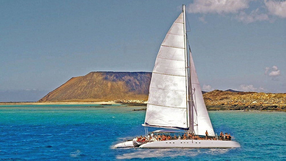 Foto 1 von 5 laden Boat sailing on the water with guests aboard in Catamaran Cruise to Playa de Papagayo