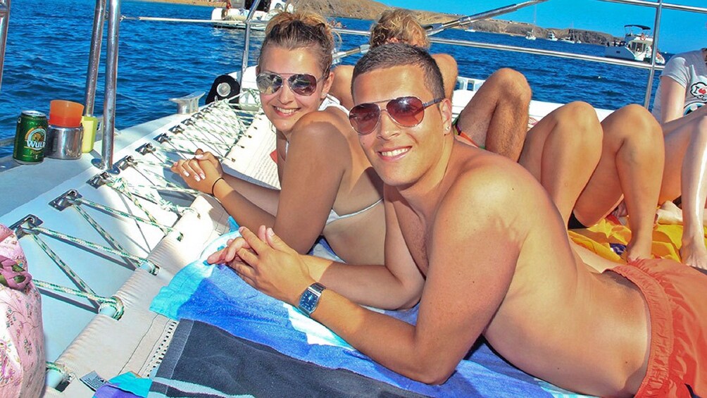 Foto 2 von 5 laden Couple sunbathing aboard a Catamaran Cruise to Playa de Papagayo