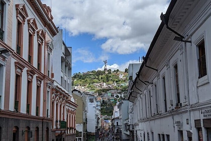 Quito Full Day Private Tour: Plazas, Churches, Teleférico and the Equator