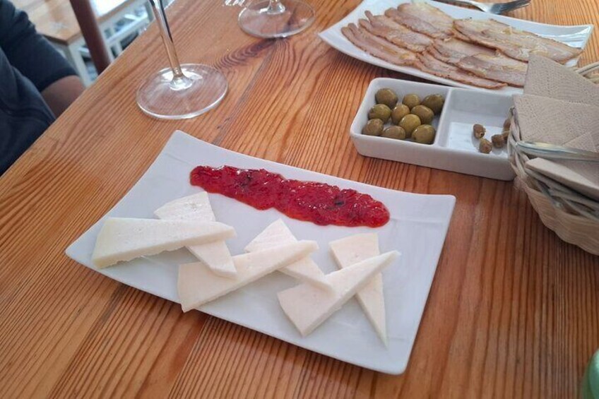 Malaga Food Tour: Tapas, Drinks and Delights with a Local