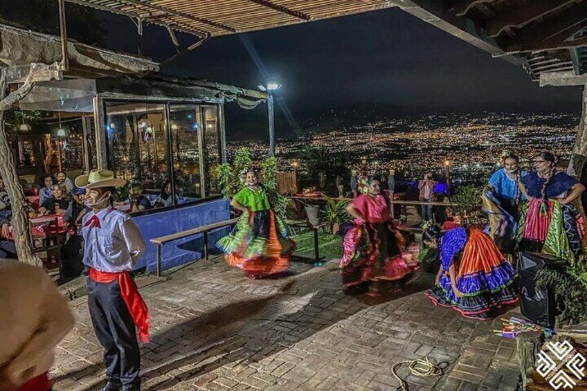 Dinner + Typical dance show at the best viewpoint in San José