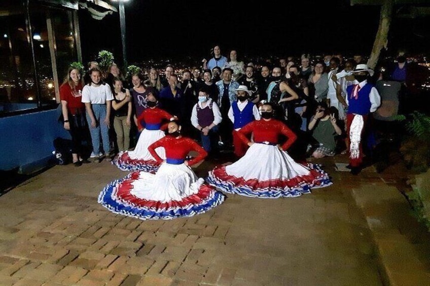 Dinner + Typical dance show at the best viewpoint in San José