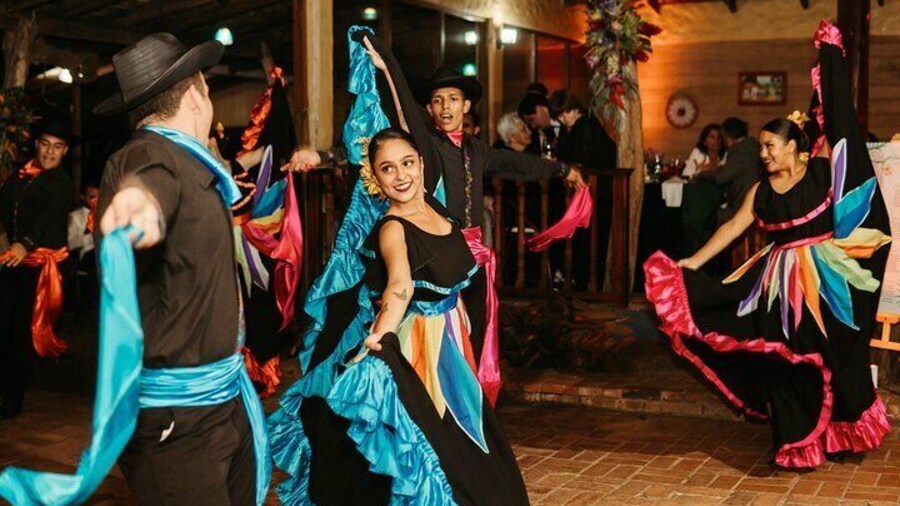 Dinner + Typical dance show at the best viewpoint in San José